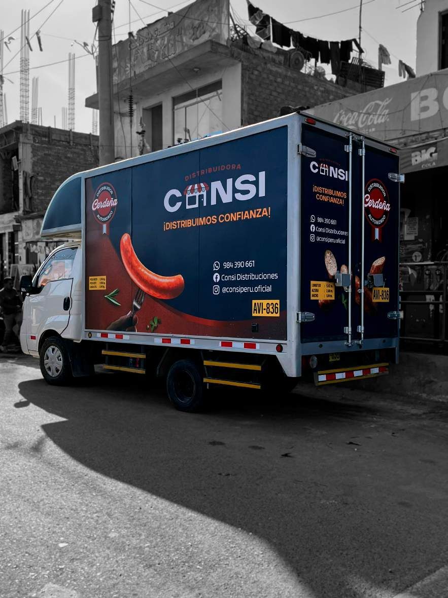 Camión de Consi Distribuciones rotulado